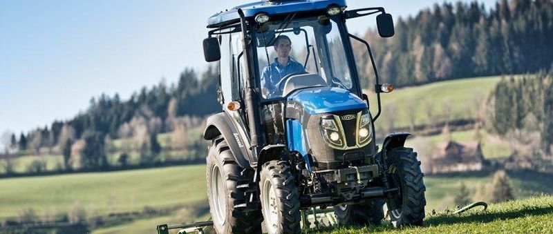 Blauer Lovol-Traktor auf einem Feld mit blauen Himmel